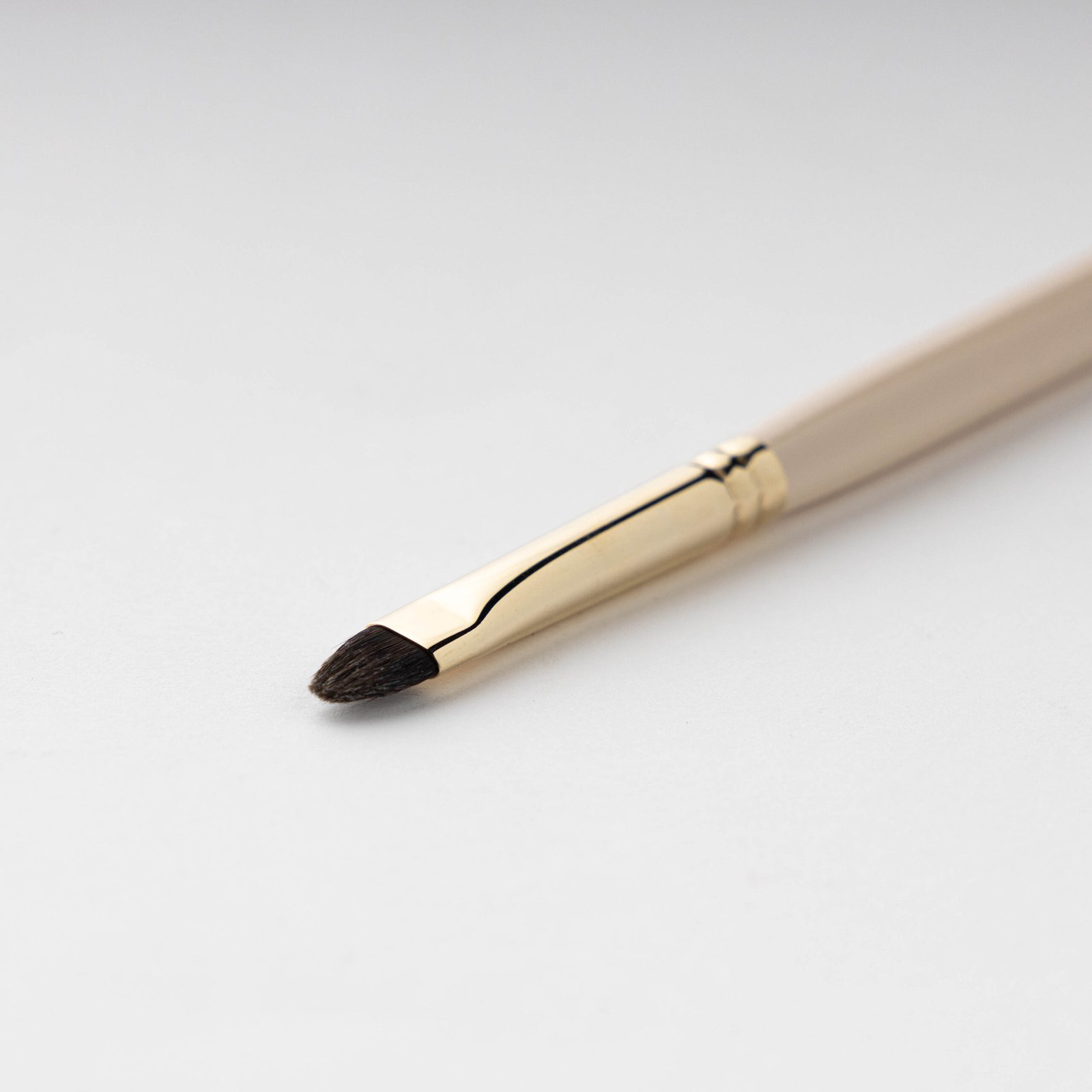Q6 / Small Tapered Eye Brush - Image 2