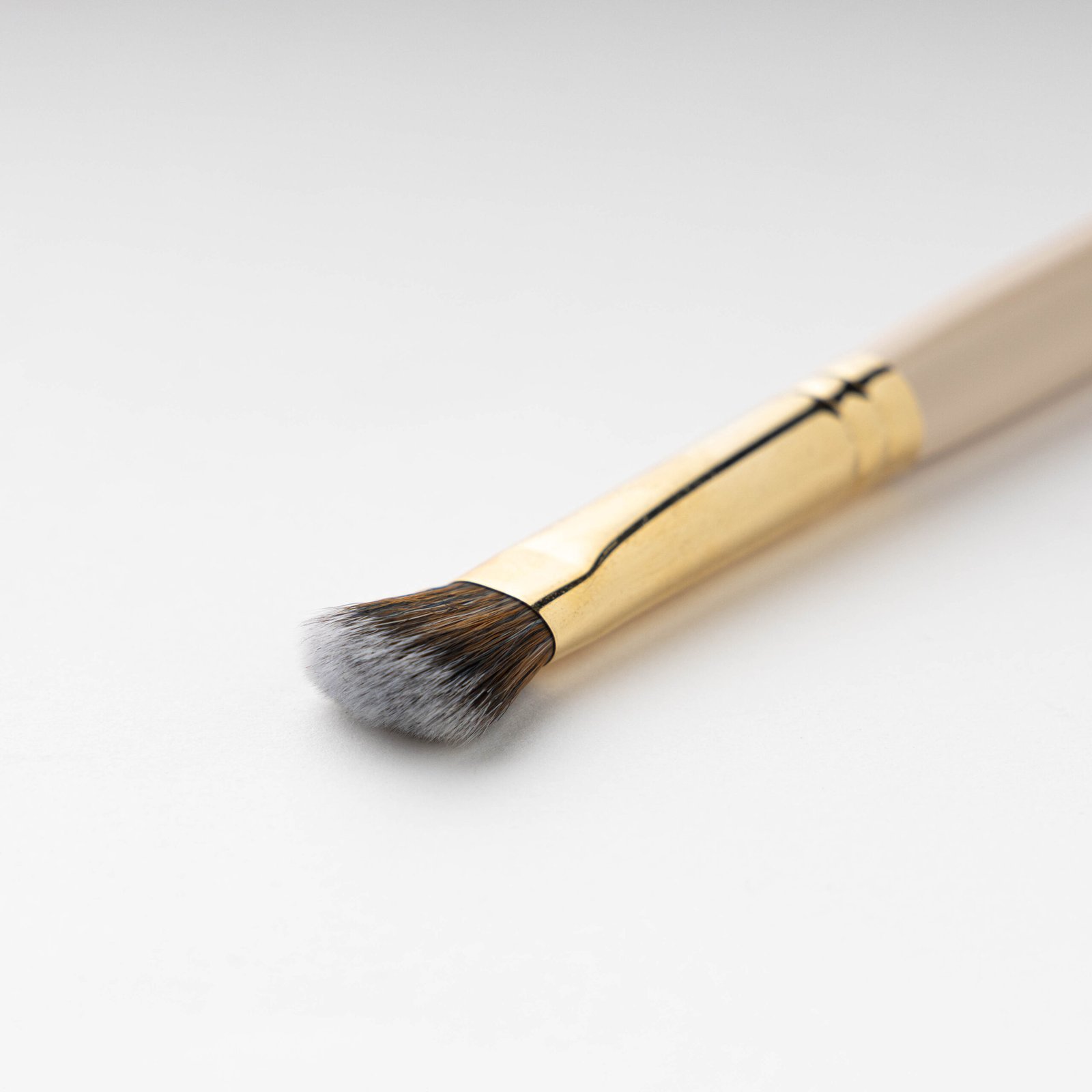 T9 / Angled Concealer Brush - Image 3